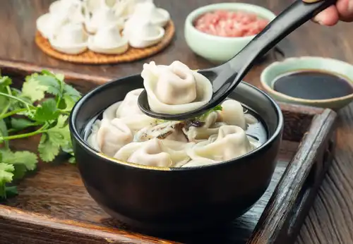 Kabichi waku China ndi Nkhumba Wontons Kabichi waku China ndi Nkhumba Wontons