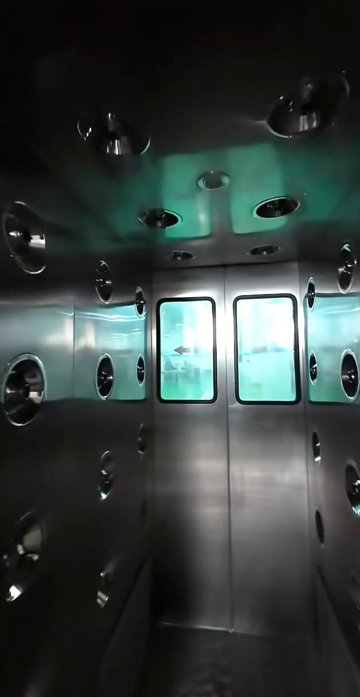 Air shower, ensuring safety and hygiene. Air shower, ensuring safety and hygiene.